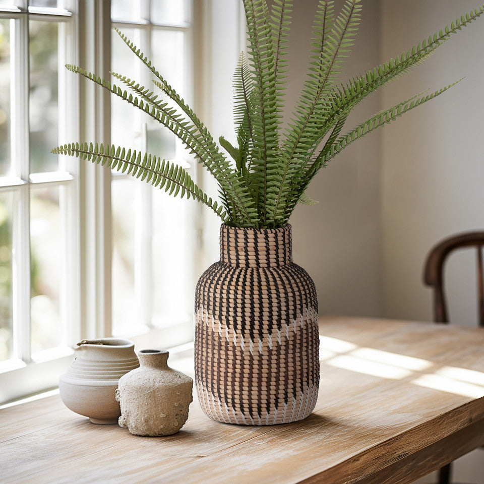 Vase en rotin tressé