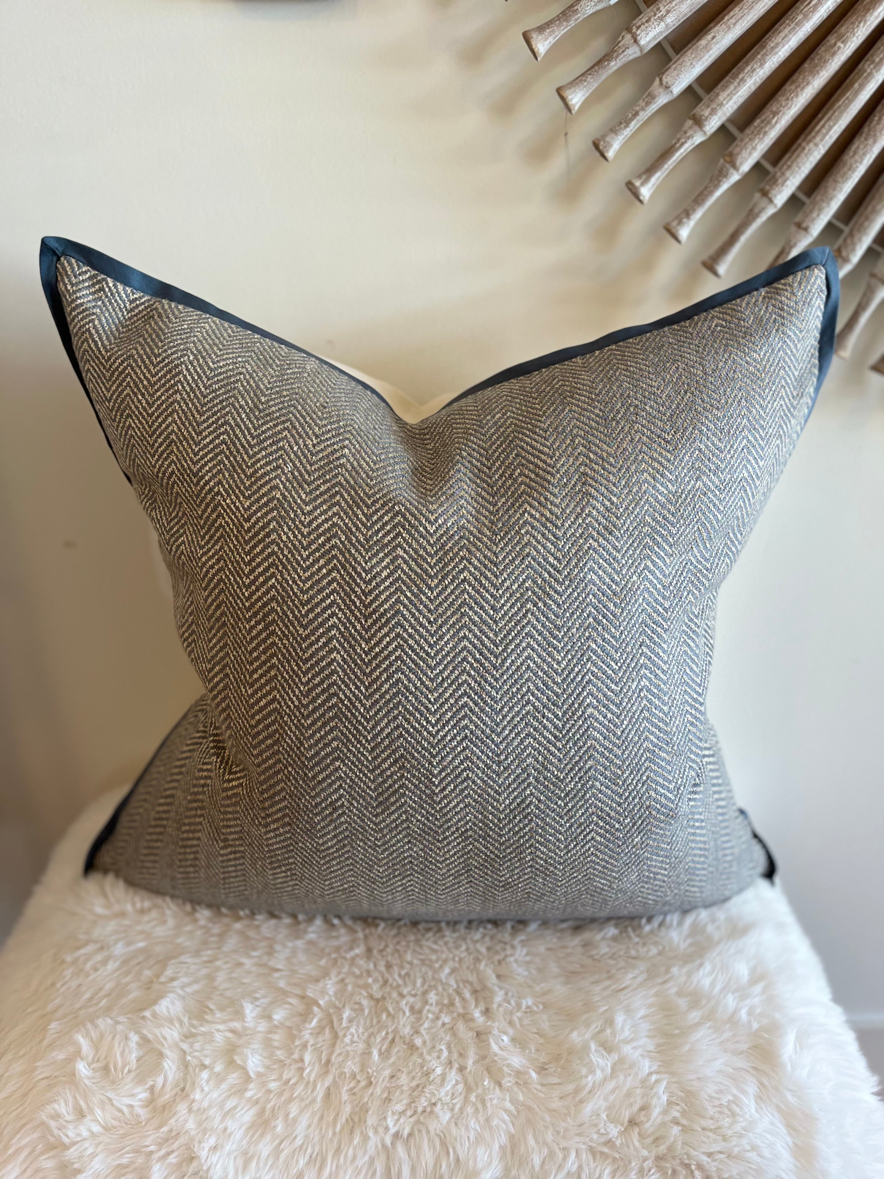 Coussin passepoilé cousu à la main
